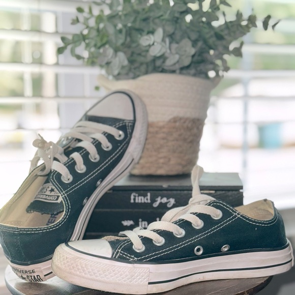 Converse All Star Gently used. Women’s size 5. Low rise. - Picture 1 of 3